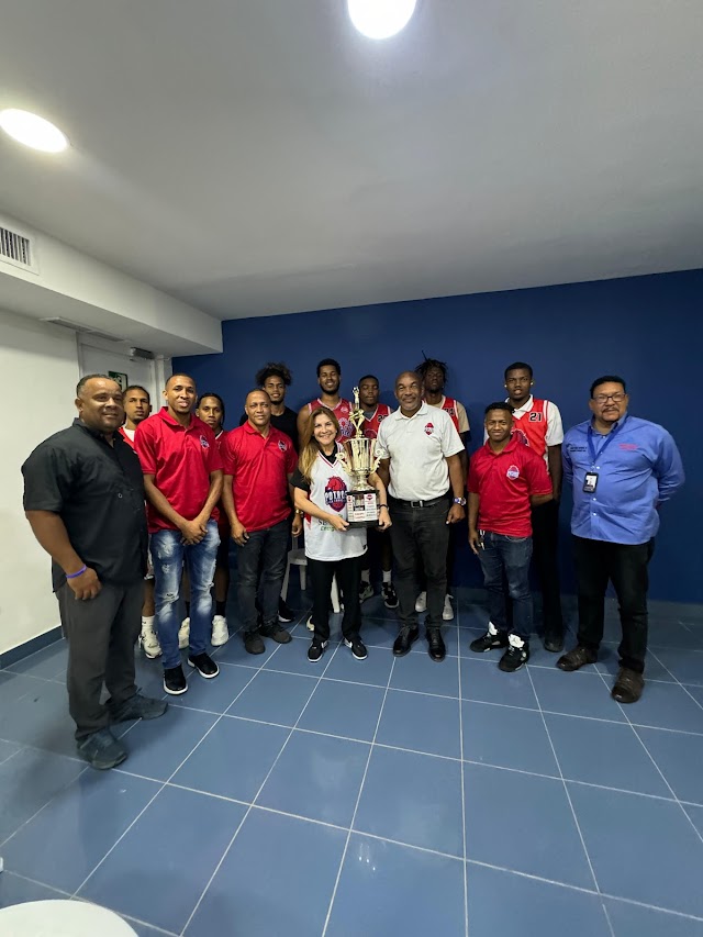 Club de Villa Francisca entrega trofeo de campeonato a Carolina Mejía