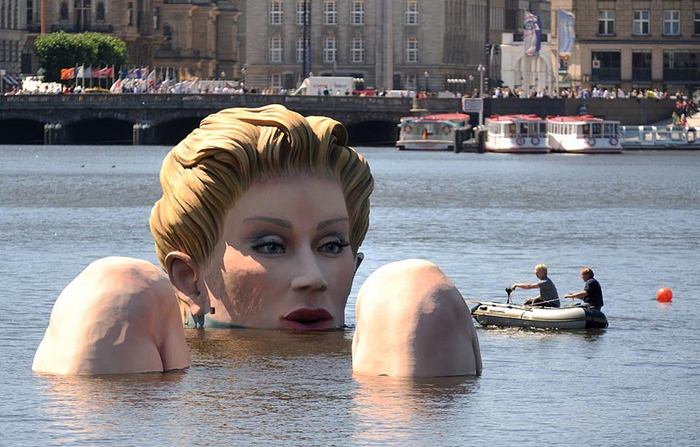 Sculpture Of Giant Woman Presented In Hamburg