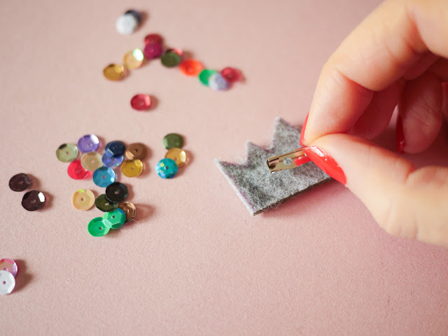 DIY broche couronne en sequins