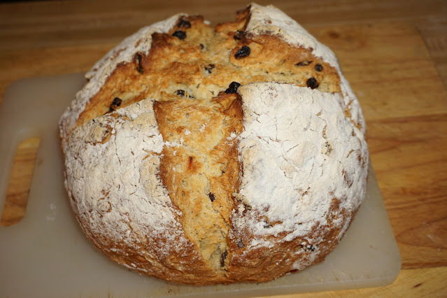 Hay mucha gente que hace este pan y lo llaman pan irlandés “IRISH SODA BREAD”. Están equivocados el pan irlandés solamente lleva harina, bicarbonato, sal y buttermilk. La gente a través de los años ha cambiado la receta. Por ello yo solamente le llamo “PAN DE SODA CON PASAS”. Es muy rico para la hora de la once comerlo con un poco de mantequilla y mermelada.