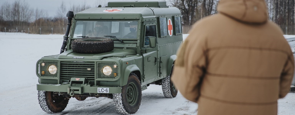 ЗСУ отримали від Латвії 7 санітарних броньованих Land Rover