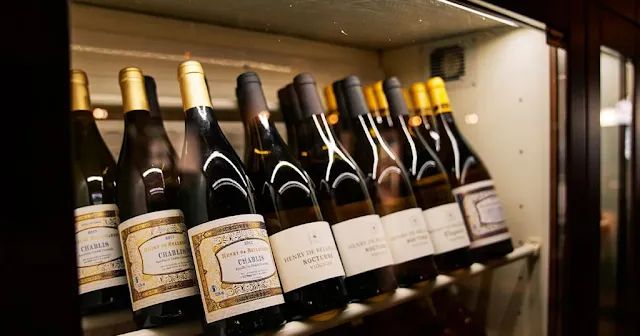 Foto de adega de vinho com várias garrafas