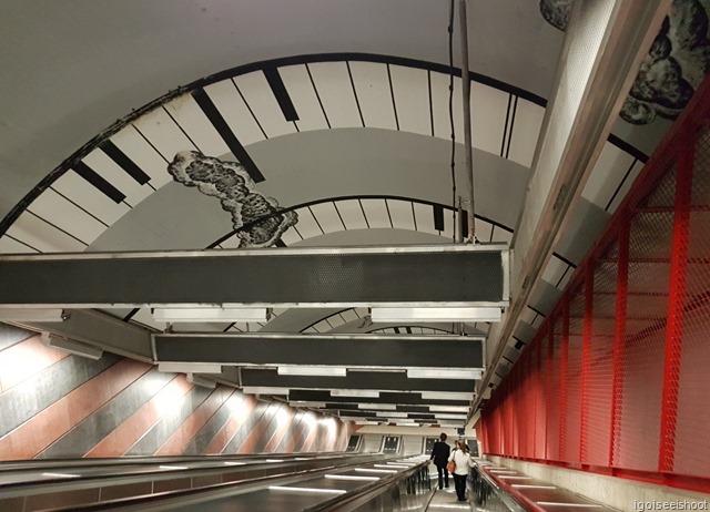 Going down the escalator of Kungsträdgården Station to the train’s platform deep underground, look up and see the piano keyboard painted on the ceiling.