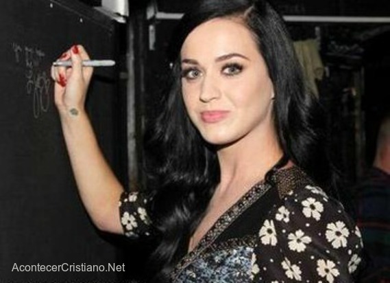 Katy Perry escribiendo en una pizarra