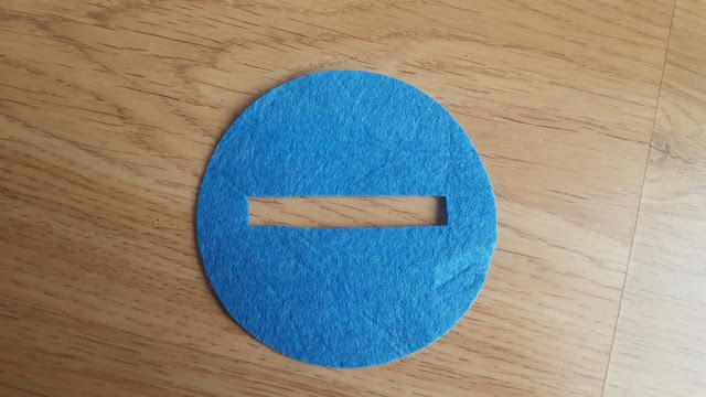 DIY felt circle earbud holder / coin pouch