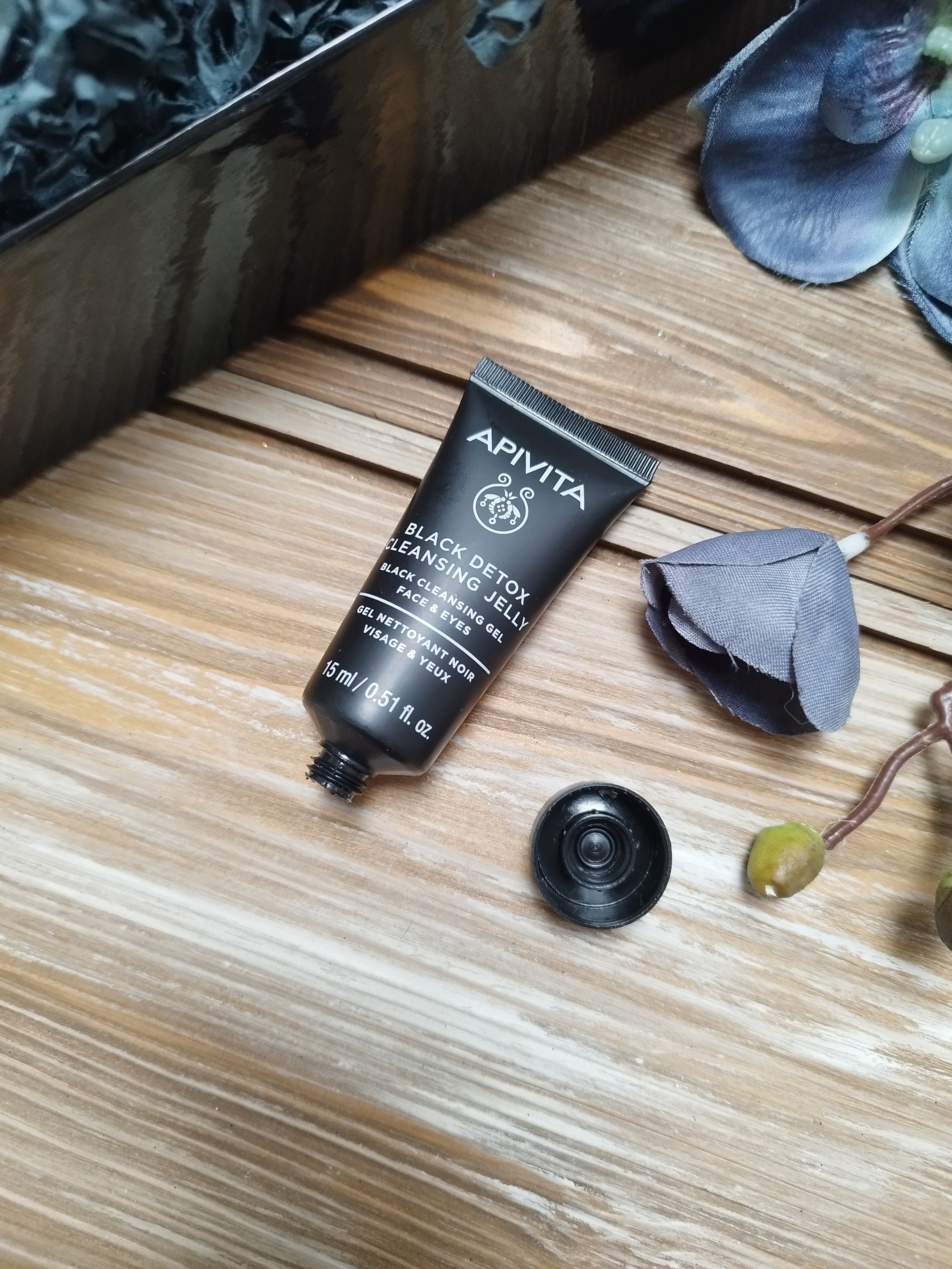 Apivita Black Detox żel do mycia twarzy z czarnym węglem i propolisem - Pure Beauty