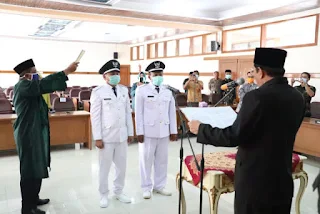 Taufik Hidayat Lantik Kuwu Singajaya dan Mundakjaya