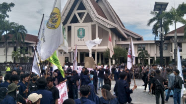 Demo Minta Revisi RKUHP di Kantor DPRD Kalbar Nyaris Ricuh