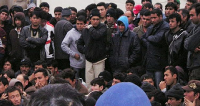 Τα ίχνη 13.000 ανθρώπων που έχουν καταγραφεί στους καταυλισμούς της Ελλάδας αγνoούνται, σύμφωνα με δημοσίευμα της Wall Street Journal που επικαλείται Ευρωπαίους αξιωματούχους αρμόδιους για θέματα μετανάστευσης.
