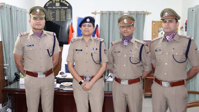 पौड़ी गढ़वाल : SI बनने पर SSP ने स्टार लगाकर दी बधाई