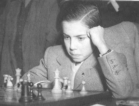 Arturito Pomar frente al tablero de ajedrez