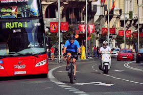 Entre el tráfico... y sin utilizar el carril bus