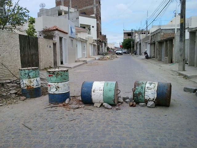 Leitor reclama de rua interditada há meses em obra inacabada em Santa Cruz do Capibaribe