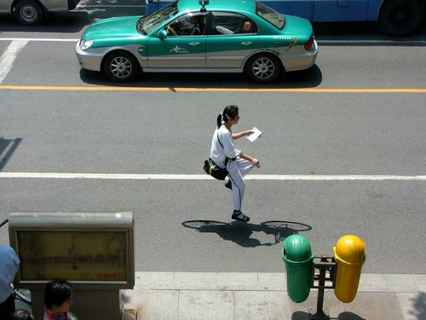 Chineses andam em bicicleta invisível