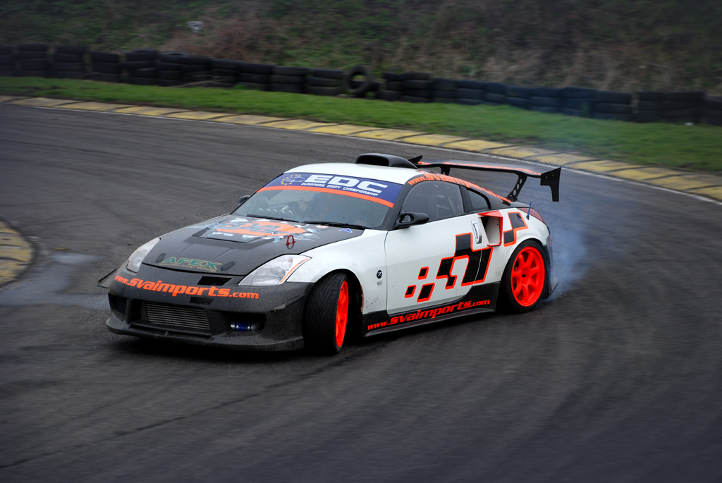 Gotta like Nissan 350Z going sideways with drift monsters like that is an