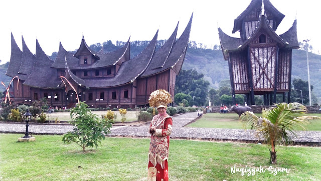 pakaian adat minang di istana pagaruyung