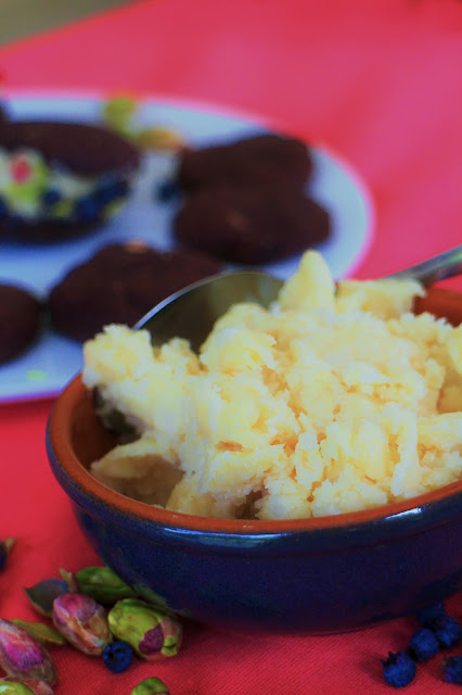 Chocoladewhooopies met witte chocolade-amandelvulling, blauwe besjes en pistachenoten