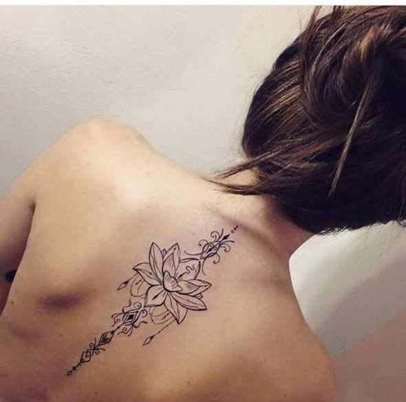 Bela Lotus na Coluna o Projeto da Tatuagem