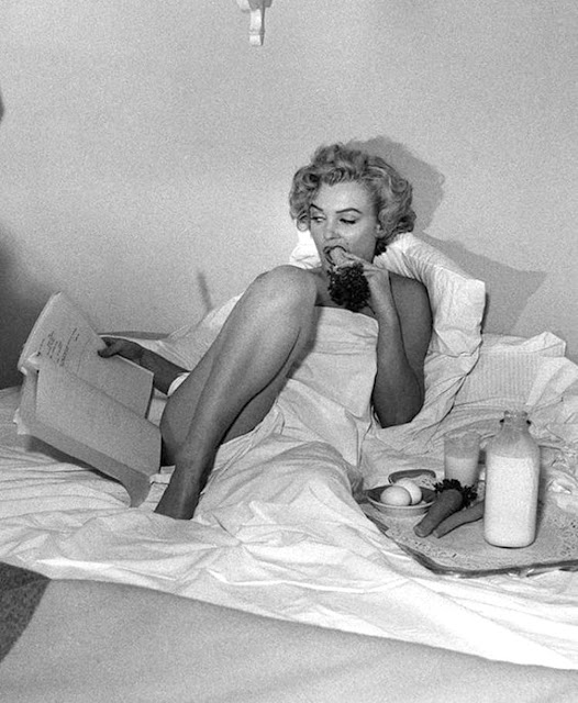 Marilyn Monroe desayunando en la cama en 1953