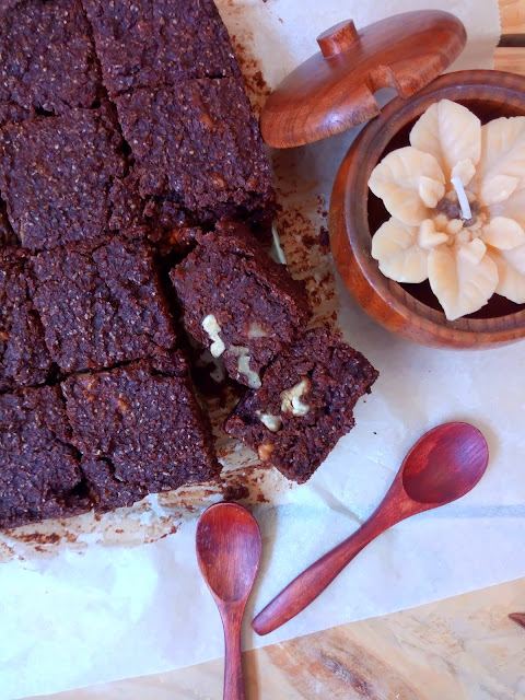 Brownie de calabacín y chocolate especiado. Receta vegana. Desayuno, merienda, postre. Sencillo. De temporada. Rico. Con horno. Cuca.