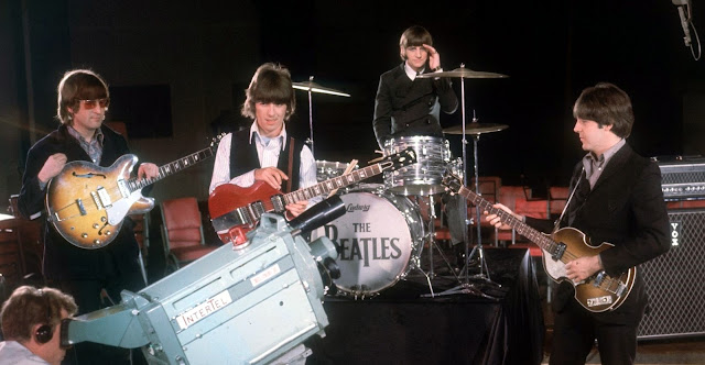 Los Beatles, de izquierda a derecha, John Lennon, Ringo Starr, George Harrison y Paul McCartney, siendo filmados para un clip promocional durante la sesión de Abbey Road para grabar Paperback Writer y Rain, abril de 1966