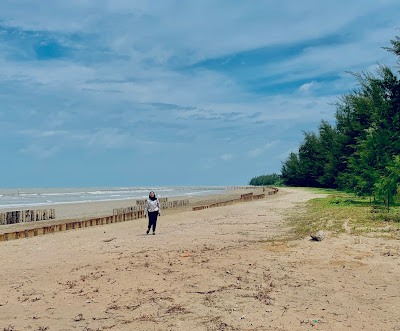 Maheswari Andini - Menjelajah Pantai Lamaru, Balikpapan