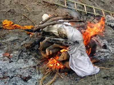 tradisi bakar mayat