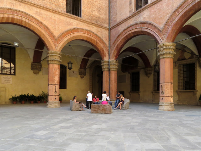 Entrance courtyard, Palazzo d'Accursio, Piazza Maggiore, Bologna