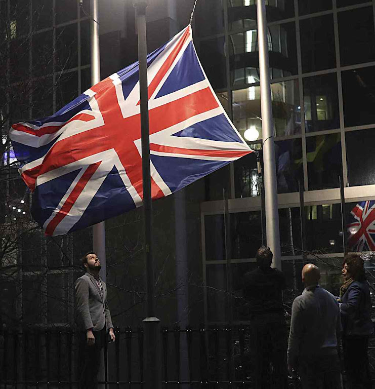 União Europeia tira a bandeira britânica em ambiente fúnebre sem apoio popular