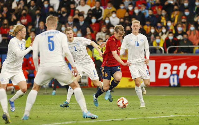 Tras escaparse de varios defensas Dani Olmo es trabado por Brynjar Bjarnason y el árbitro decreta penalti. SELECCIÓN DE ESPAÑA 5 SELECCIÓN DE ISLANDIA 0 Martes 29/03/2022, 20:45 horas. Partido internacional amistoso. La Coruña, estadio ABANCA-Riazor: 28.117 espectadores.