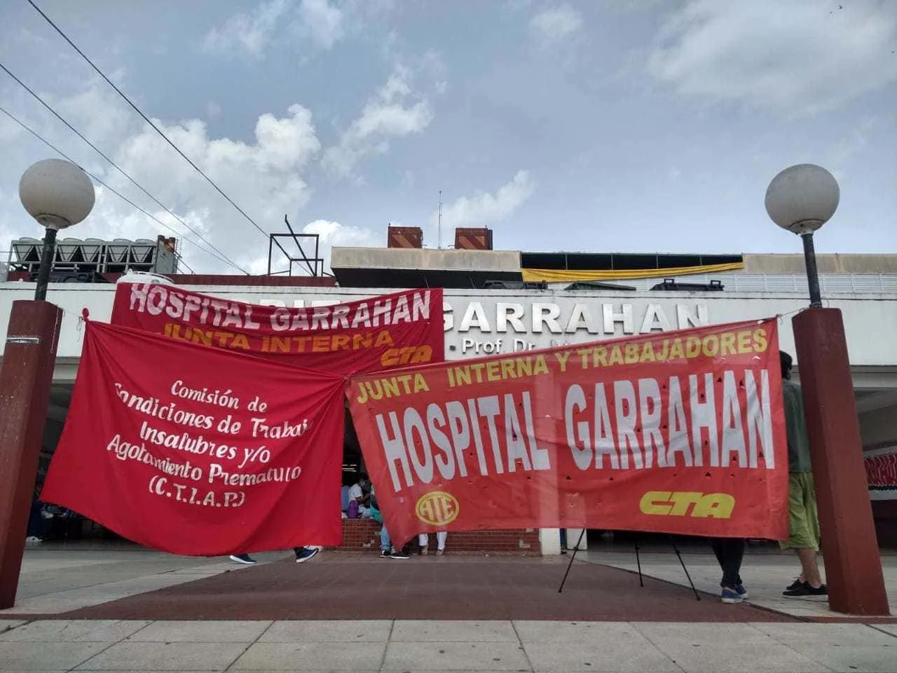 Profesionales y técnicos del Garrahan paran y marchan hacia Salud