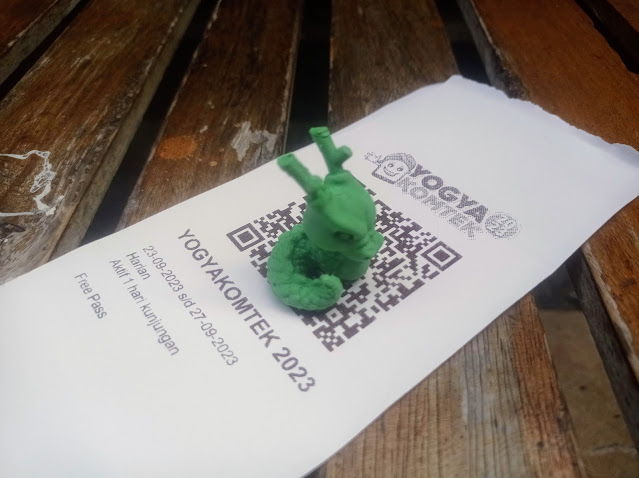 foto tiket yogyakomtek 2023 dan hadiah mainan naga 3d printing