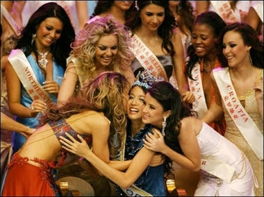 Miss World 2007, Zi Lin Zhang being congratulated by other contestants.