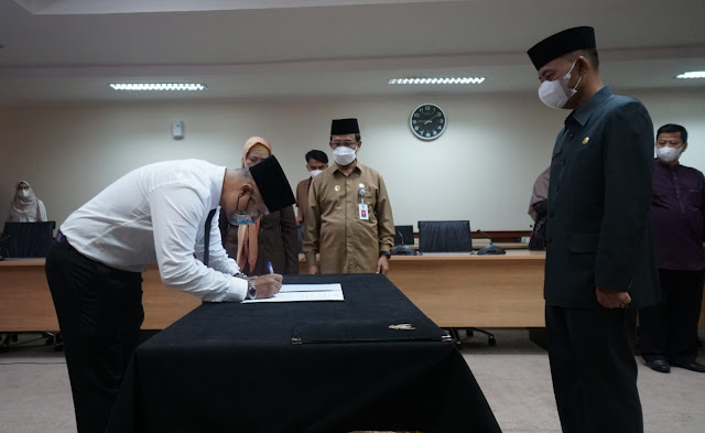 Sekdaprov Kepri Lantik Delapan Pejabat Fungsional di Lingkungan Pemprov Kepri