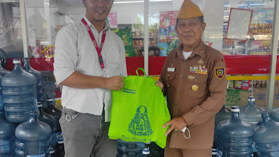 Bentuk Penghormatan di Hari Veteran, Konsumen Alfamart Berikan Ratusan Paket Sembako