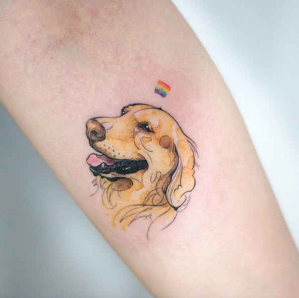 Este pequeno golden retriever tatuagem no antebraço