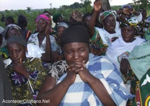 Mujeres nigerianas lloran por el asesinato de cristianos
