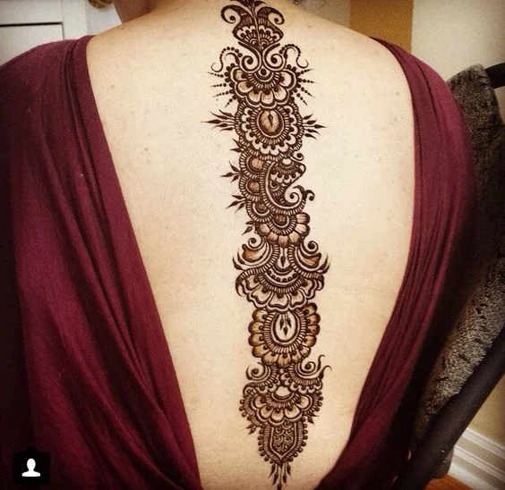 fotos de una modelo con tatuajes de henna sencillos y muy femeninos