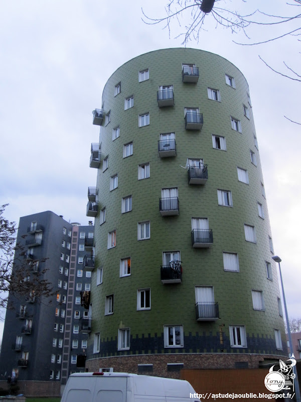 Bobigny - Cité de l'Abreuvoir - Avenue Edouard Vaillant.  Architectes: Emile Aillaud, Jean Vèdres  Polychromie: L. Vèdres, Fabio Rieti  Projet / Construction: 1952 à 1962