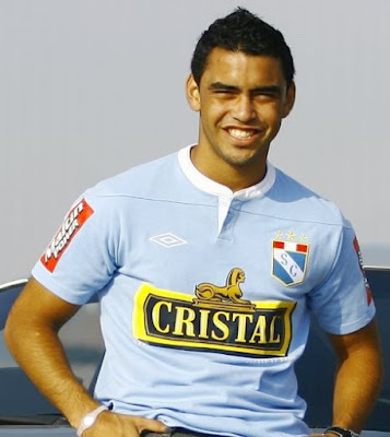 Foto de Diego Chávarri con camiseta de Cristal