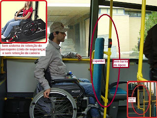 interior do autocarro da Corgobus com um passageiro em cadeira de rodas
