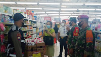 Sertu Arfain Bersama Satgas Covid-19 Beri Imbauan Prokes di Mall Superindo