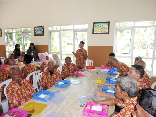 Kegiatan makan bersama Penerima Manfaat