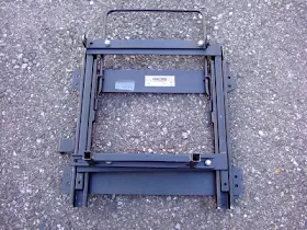 クラシックミニクーパー用コブラシートのシートレールのナット落ち込み