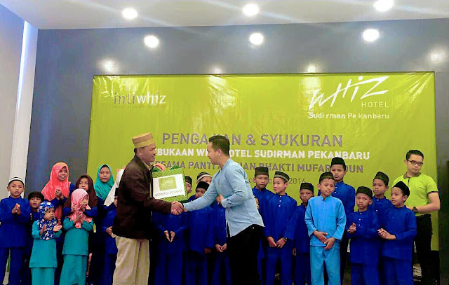 Whiz Hotel Sudirman Pekanbaru Berbagi Kebahagiaan Bersama Anak Panti Asuhan 