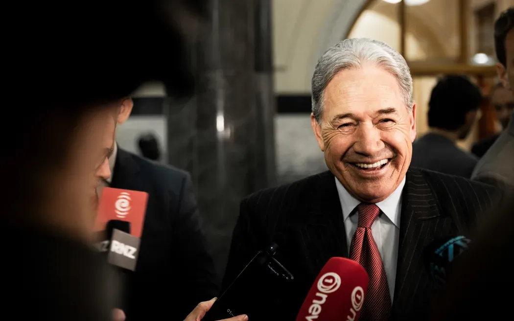Lãnh đạo đảng NZ First Winston Peters đã giúp đưa ra lệnh cấm vào năm 2018. Lãnh đạo đảng NZ First Winston Peters đã giúp đưa ra lệnh cấm vào năm 2018.
