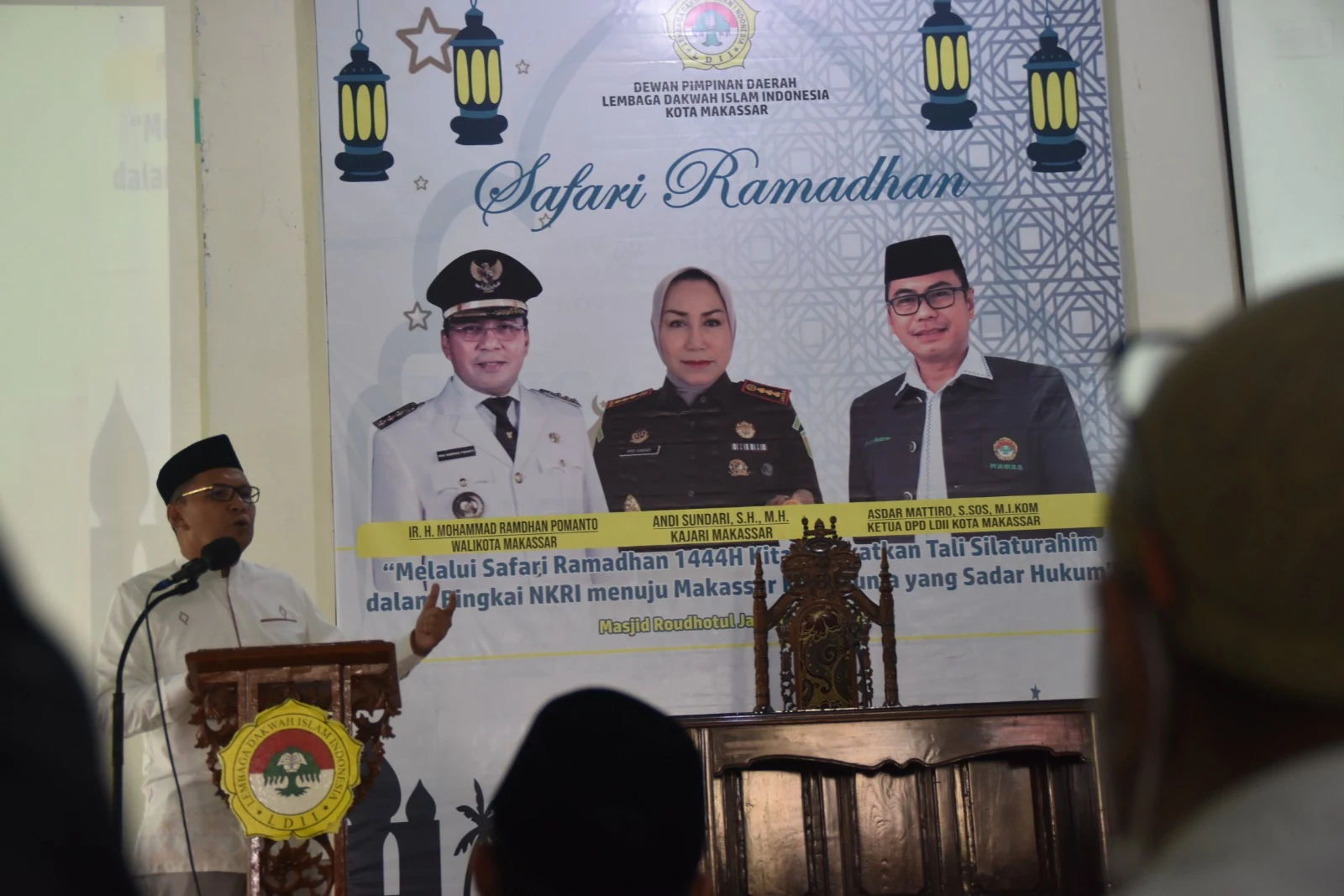 MAKASSAR – Wali Kota Makassar, Moh. Ramdhan “Danny” Pomanto, hadir sebagai pembicara pada pengajian dan safari Ramadan 1444 H/2023 M Lembaga Dakwah Islam Indonesia (LDII) Kota Makassar.  Dihadiri ratusan jemaah dari tujuh kecamatan se-Makassar, pengajian ini berlangsung di Masjid Raodathul Jannah, Kompleks dr. Tadjuddin Chalid, Jalan Berua Raya, Minggu (9/4/2023).  Danny Pomanto mengajak pengurus LDII Makassar untuk ikut serta menerapkan program Jagai Anak-ta’ yang menjadi program unggulan Pemerintah Kota (Pemkot) Makassar sejak periode pertamanya. Hal itu sejalan dengan tema pengajian kali ini, yakni Peran LDII dalam Mendukung Program Jagai Anak-ta’.  Danny Pomanto mengatakan Jagai Anak-ta’ memiliki tantangan tersendiri dalam penerapannya. Sebab, orang tua tidak bisa 24 jam mengontrol anak-anak.  “Tapi, bagaimana kita menanamkan dasar atau pertahanan resiliensi kepada akhlak dan pikiran anak-anak kita itu jauh lebih penting daripada menjadi pengawas 24 jam anak-anak kita,” katanya.  “Jagai Anak-ta’ itu tidak mudah maka dengan itu di forum hari ini seluruh jemaah LDII Makassar marilah kita sama-sama menerapkan program Jagai Anak-ta’,” imbuhnya.  Ia berpendapat keberhasilan suatu kehidupan, baik di dunia maupun di akhirat, ketika orang tua mampu mendidik anaknya dengan baik.  Buktinya, kata dia, salah satu amal yang masih diperoleh ketika telah meninggal dunia, yakni amal jariah. Ada dua amal yang bisa diperoleh ketika mendidik anak dengan baik, yakni amal anak yang saleh dan ilmu yang diamalkan.  “Jadi wali kota itu bukan karena saya pribadi, tapi berkat orang tua. Konsep keberhasilan ini harus kita luruskan,” tuturnya.  “Orang tua yang kasih besar saya, melahirkan saya, menanamkan akhlak, agama, ilmu, cara berpikir, silaturahmi, perbedaan berpikir, maka inilah hasilnya,” tambahnya.  Atas dasar itulah kenapa Pemkot Makassar di bawah kepemimpinan Danny Pomanto terus menggaungkan program Jagai Anak-ta’ kepada seluruh elemen masyarakat.  Apalagi dalam menjaga perkotaan tidak cukup dengan melibatkan pemerintahan baik pihak kecamatan, kelurahan, maupun RT/RW.  “Tapi, harus keluarga demi keluarga. Intinya dari keluarga itu adalah ibu dan anak. Kalau semua orang menjaga anaknya, maka tugas-tugas keumatan dan perkotaan selesai,” terangnya.