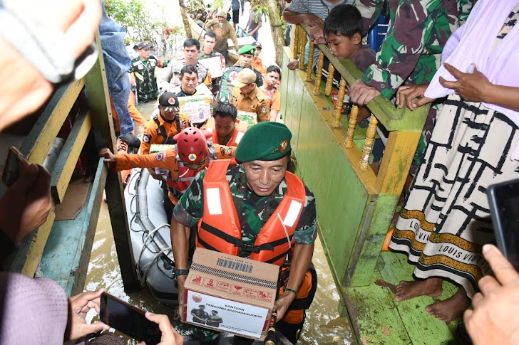 Kunjungi Korban Banjir Menggunakan Perahu Karet, Pangdam XIV/Hsn Bagikan Sembako