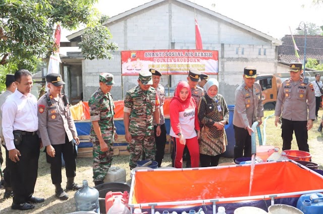 Polri Salurkan Bantuan Air Bersih Atasi Kekeringan di Grobogan