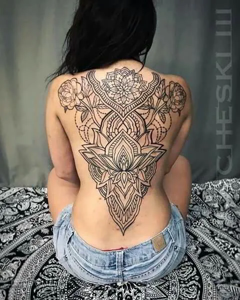 imagen de un tatuaje geometrico en la espalda